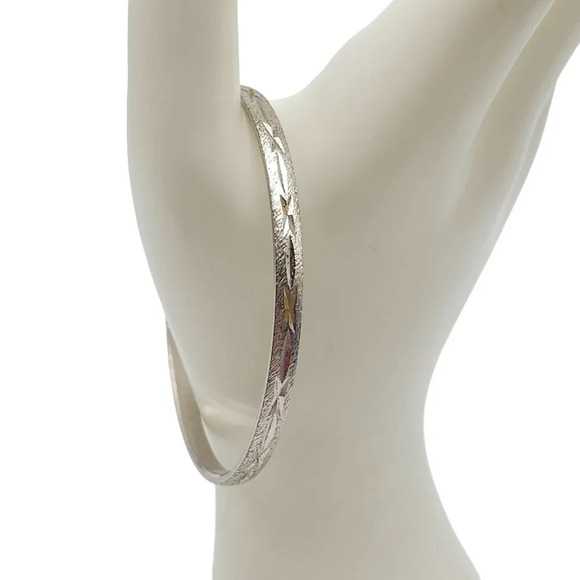 Trifari Textured Silver Tone Cross Etch Cut Vintage Bangle Bracelet Size Medium - Picture 1 of 5
